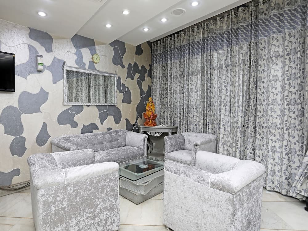 OYO 29566 Hotel Mid Town