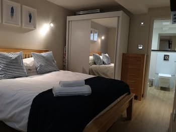 Francis Druett House By Flying Butler