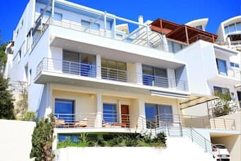 Seafront home 4' walk to private beach