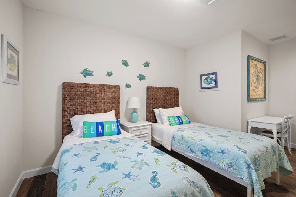 Sardinia Vacation Rental: Delightful Coastal Home near Vanderbilt Beach. Relax in a Private Pool and Spacious 4-BR Retreat with Modern Amenities. Ideal for Families. Minutes from Mercato and Local Attractions