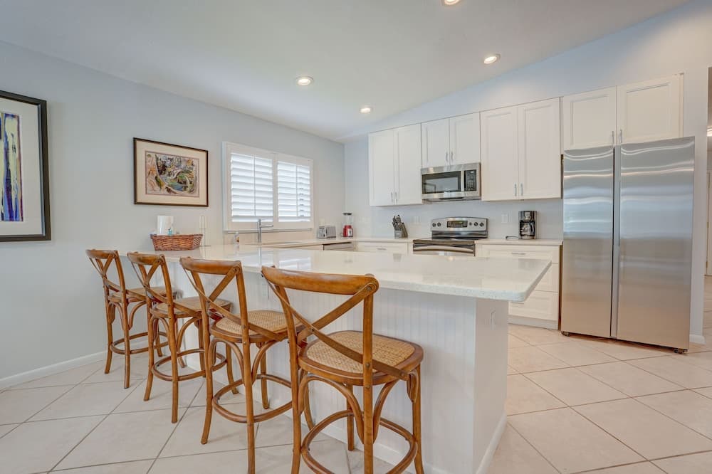 Milano Vacation Rental: Newly Renovated 3-BR Home with Private Pool, Hot Tub, and Pet-Friendly Front Yard. Minutes from Vanderbilt Beach