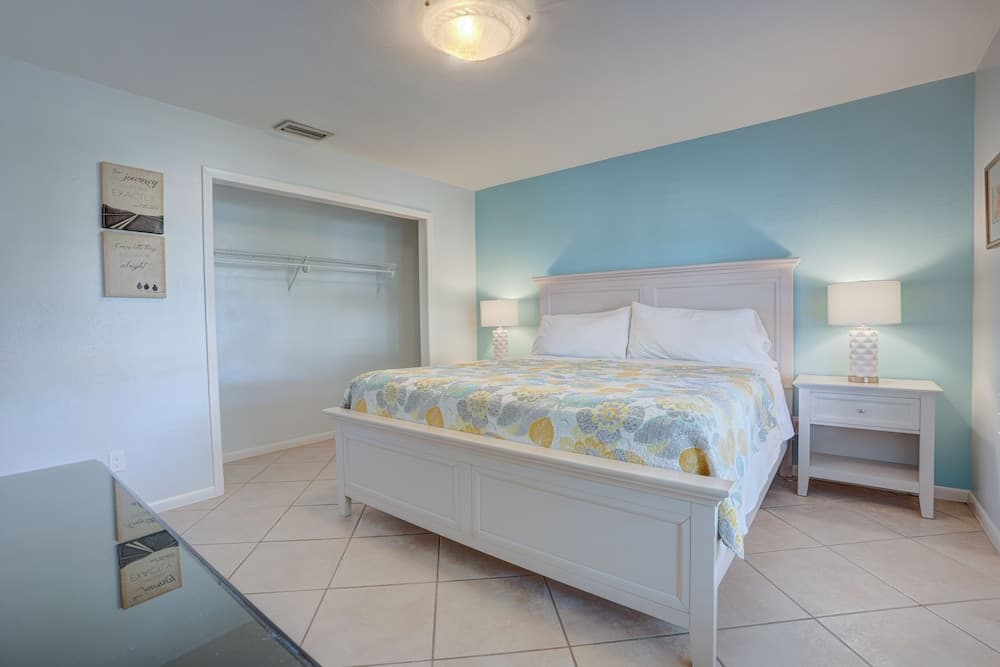 Milano Vacation Rental: Newly Renovated 3-BR Home with Private Pool, Hot Tub, and Pet-Friendly Front Yard. Minutes from Vanderbilt Beach