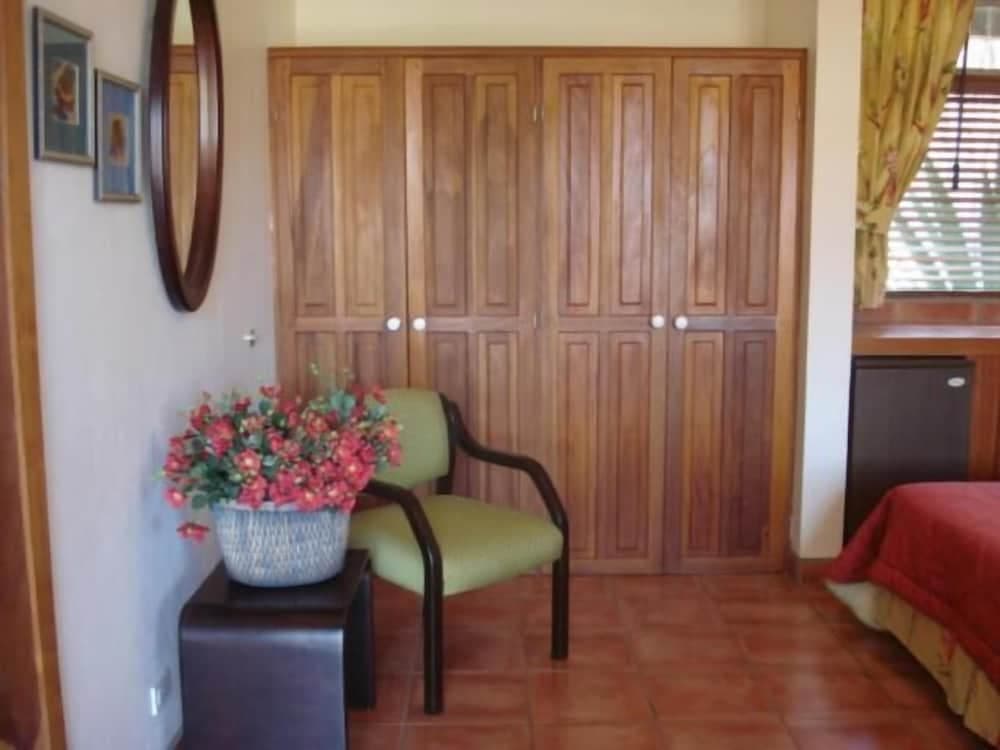 Villa Paradiso up to 14 People