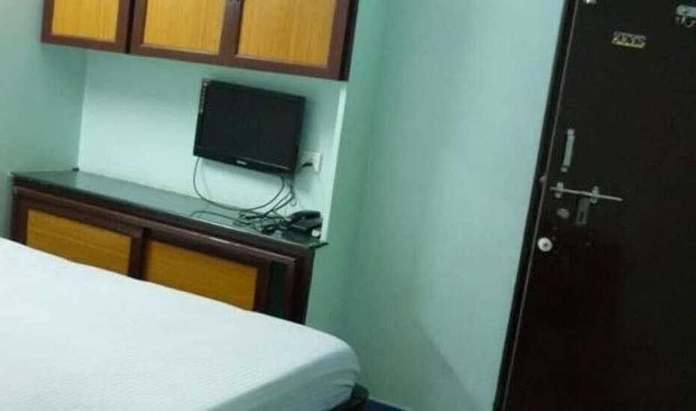 Iroomz HotelTanmai Residency