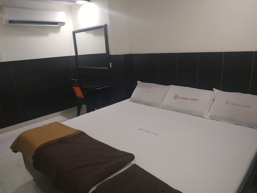 Iroomz Hotel Adhikar