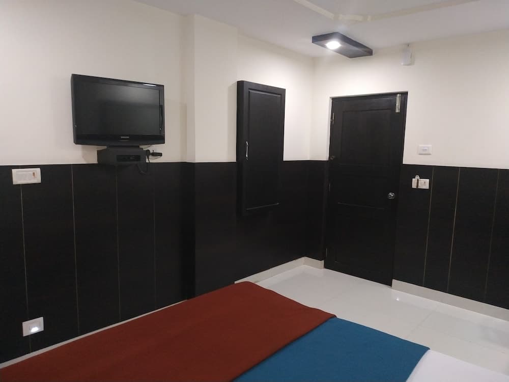 Iroomz Hotel Adhikar