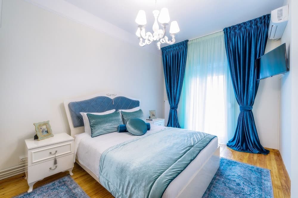 Acropolis Deluxe Apt Must