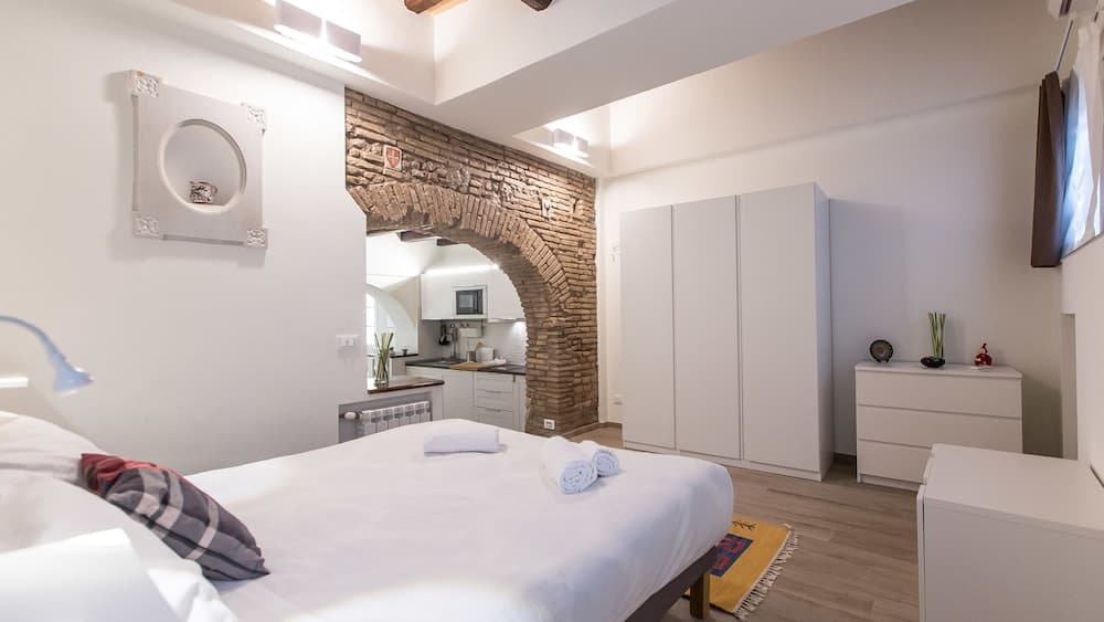 Rental In Rome Trastevere White Apartment