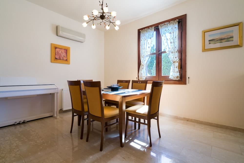 3 bedroom Villa Anarita 64 with private L-shaped pool, beautiful gardens, near resort village square