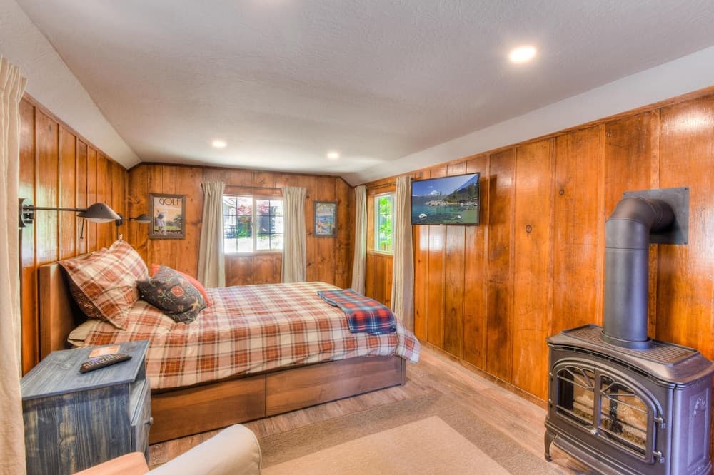 Hole In One 1 Bedroom Cabin by RedAwning