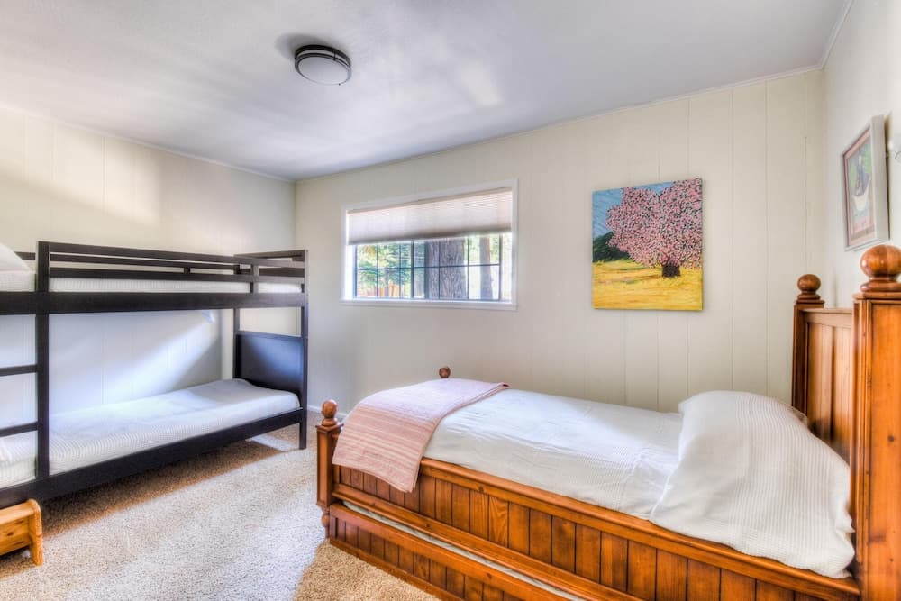 Firefly  - Walk To Beach 3 Bedroom Cabin by RedAwning