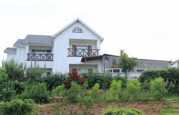 White House on the Hill HayanZip