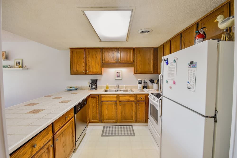 Hermitage 1g 2 Bedroom Condo by RedAwning