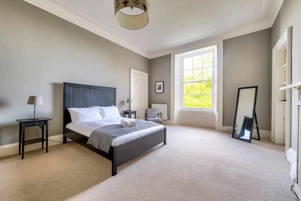 Bright and Spacious 4-bedroom Apart in Stockbridge