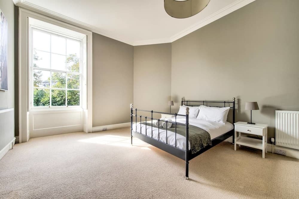 Bright and Spacious 4-bedroom Apart in Stockbridge