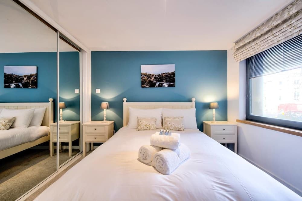 New Town 3bed/2bath Apt With Free Parking & Lift!