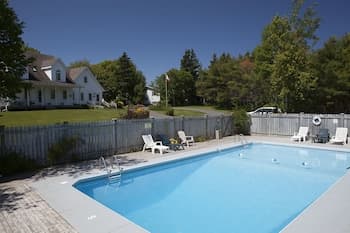 Anne's Windy Poplars Cottage Resort