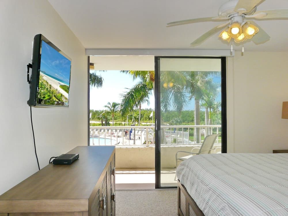 Ideal Beachfront Condo With Pool and two Balconies