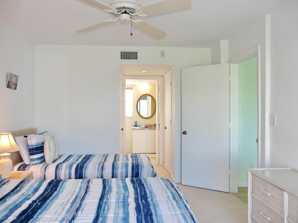 Coastal Style Condo With Pool, spa and Steps to Beach