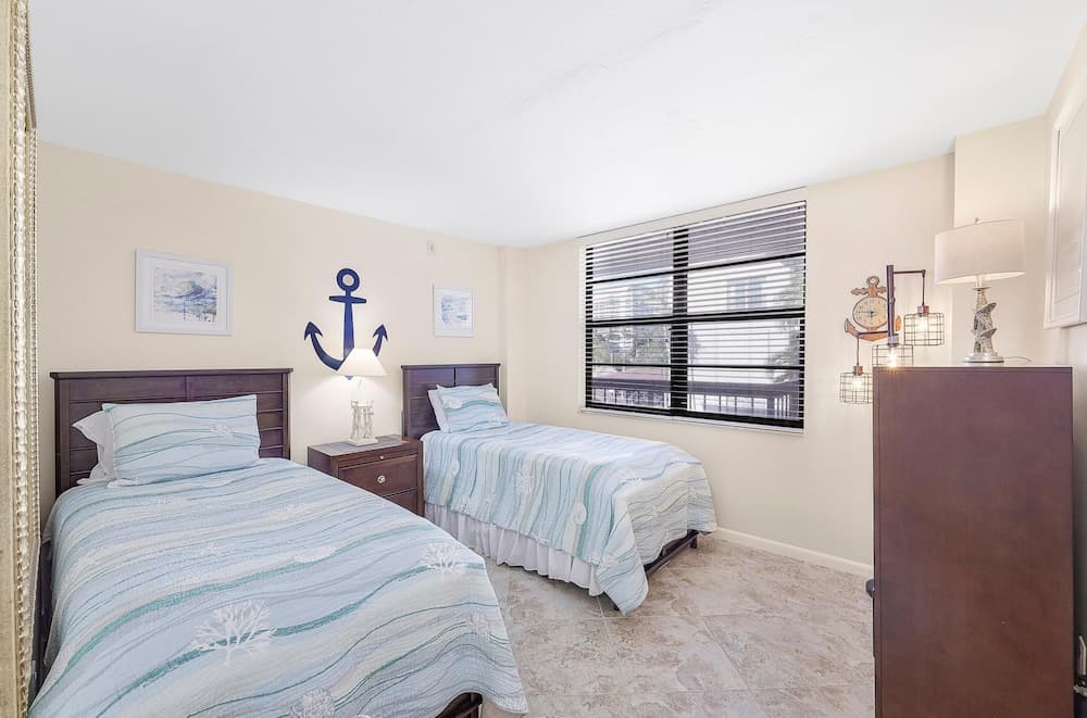 Condo With Pool, View of Clam Bay and Walk to Beach