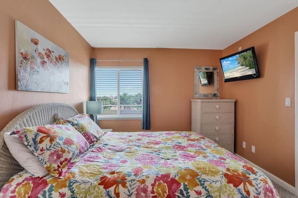 Breezy Condo With Deluxe Pool and Private Beach Access