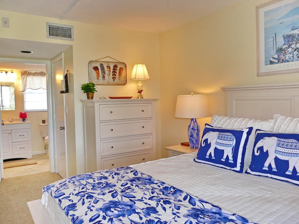 Island-style Condo With Pool, spa and Steps to Beach