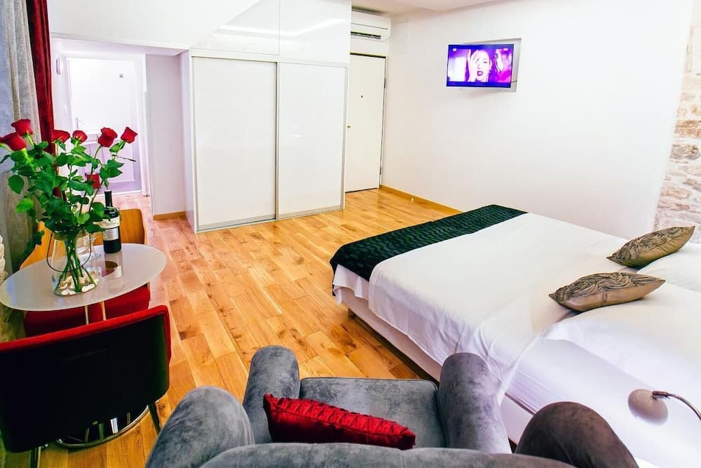 Get Split Luxury Apartment