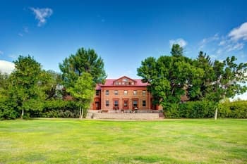 Oddfellow Inn & Farm