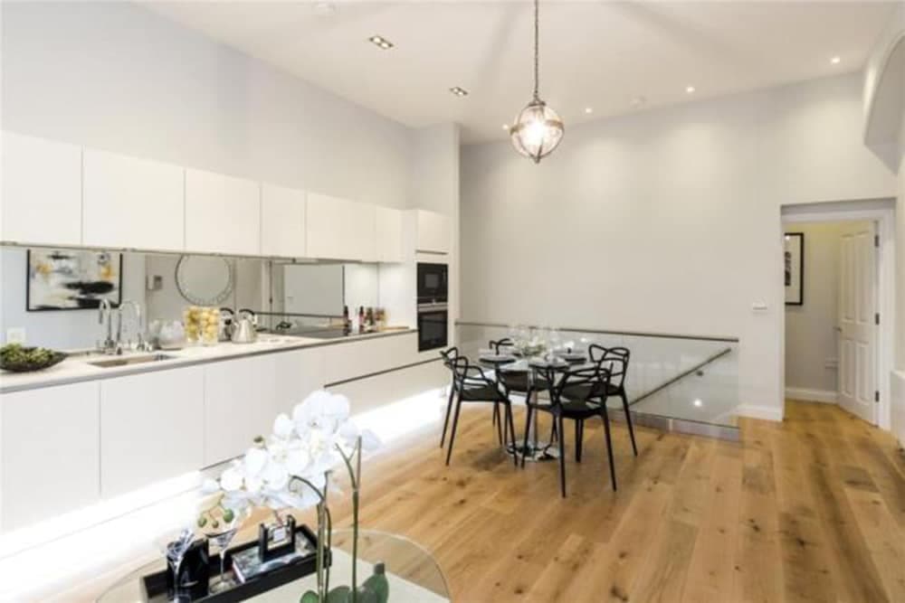 Kensington Court by Lime Street