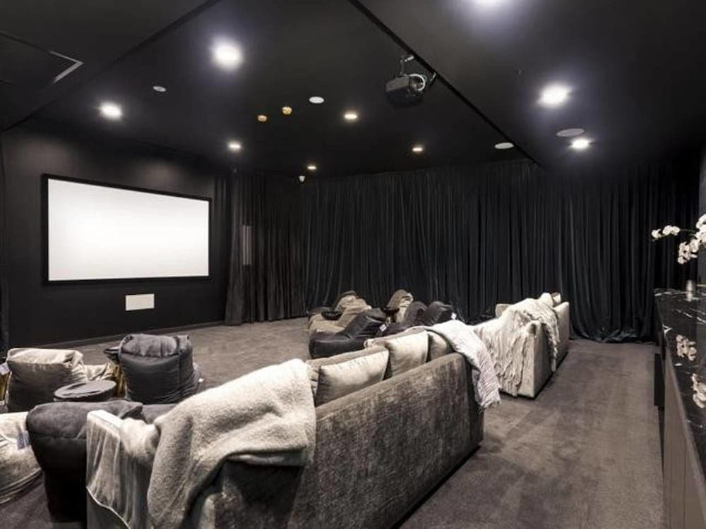 FV Iconic Designer APT, Parking, Near CBD Qfv147-14