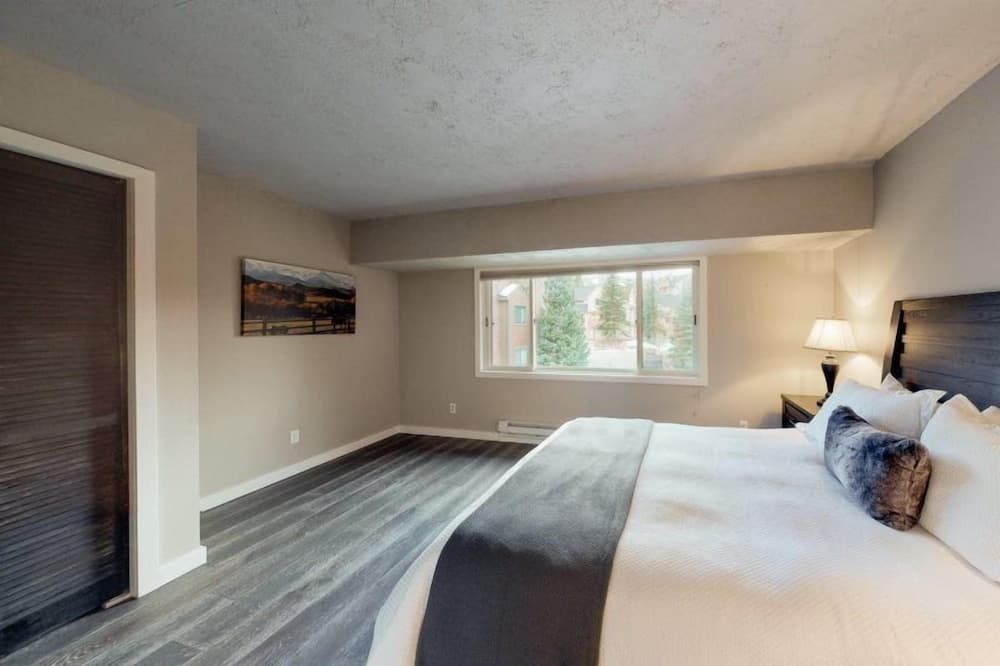 Luxury 3 Bedroom Ski in, Ski Out Mountain Vacation Rental Just Steps from the Snowflake Ski Lift