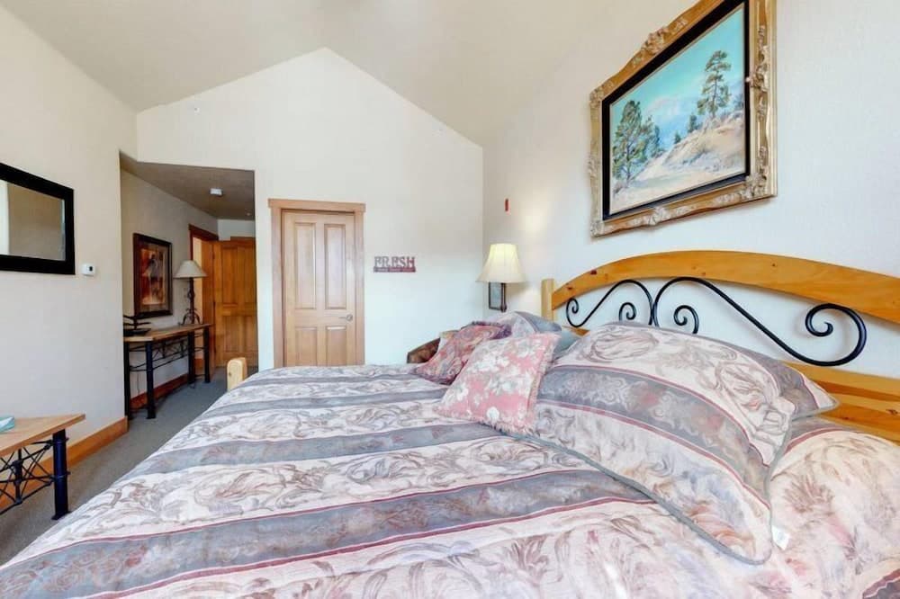 3 Bedroom Colorado Mountain Vacation Rental in River Run Village With Convenient Access to Ski Slopes