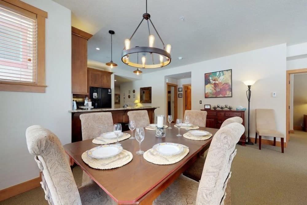 2333_red_hawk_townhms