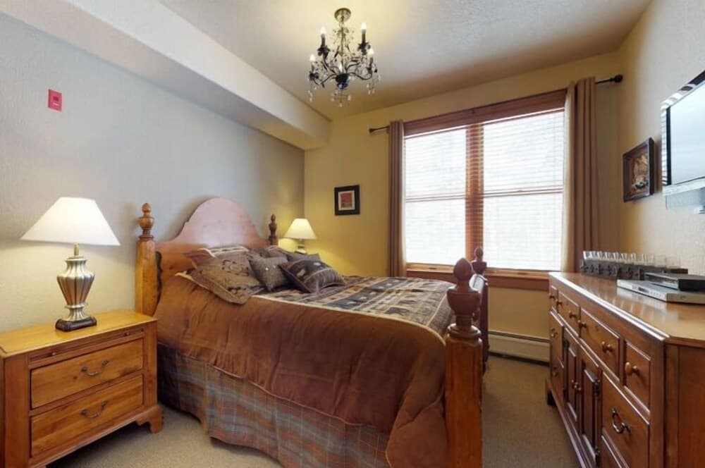 2333_red_hawk_townhms