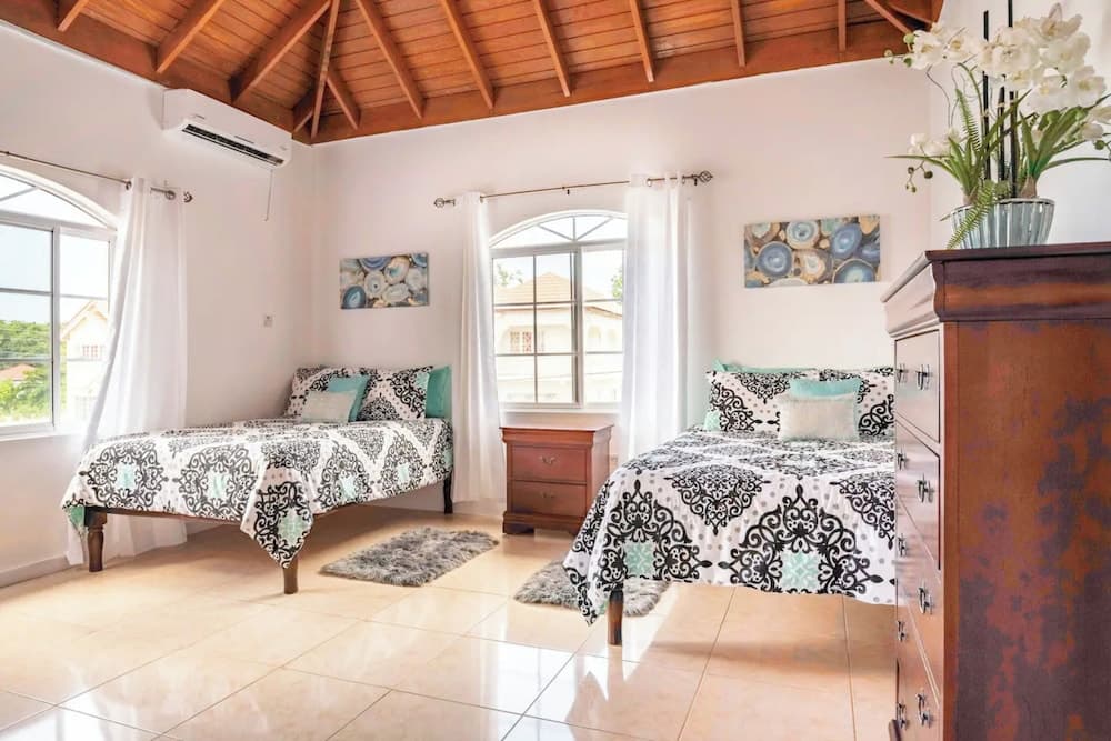 Runaway Bay Gem Villa