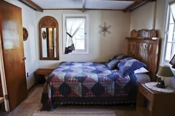 #4 - Loon's Landing 2 Bedroom Cabin by RedAwning
