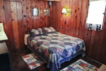 #4 - Loon's Landing 2 Bedroom Cabin by RedAwning