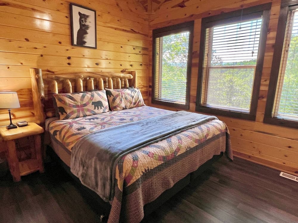 South Side Serenity 2 Bedroom Cabin by RedAwning