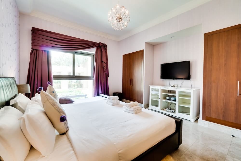 Fairmont North Luxury 2 BR Apt Palm