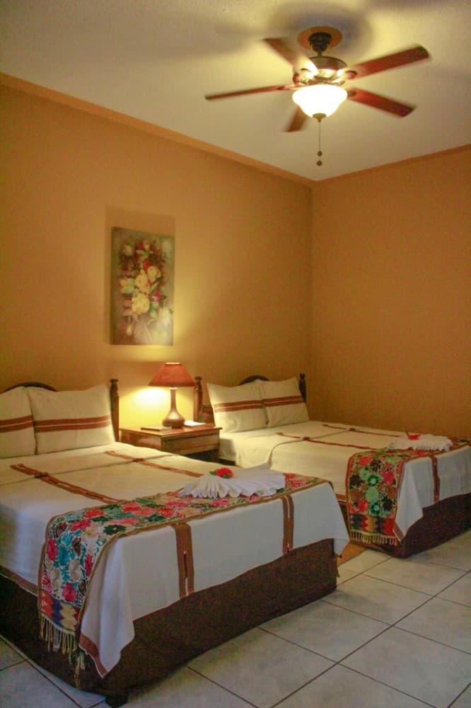 Hotel Restaurante y Pupuseria Mary