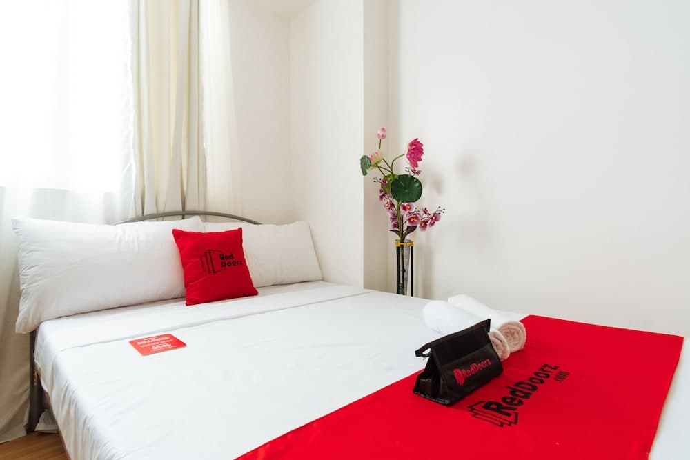 RedDoorz @ Amaia Skies Avenida