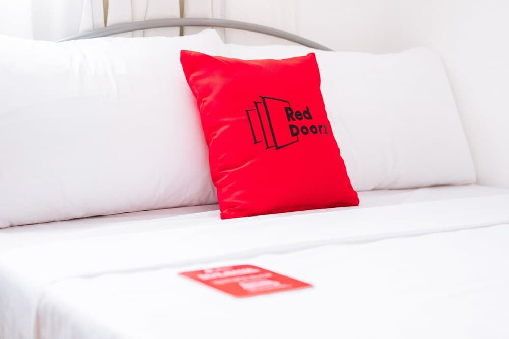 RedDoorz @ Amaia Skies Avenida