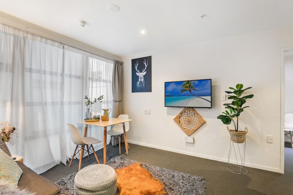 Decorated Central City Apt w 2 Bathrooms