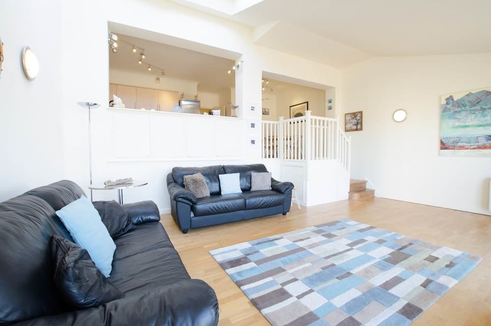 Clifton Court Apt 15 With Heated Pool