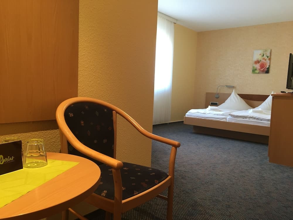 Warias Hotel & Restaurant