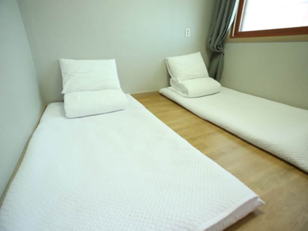 The Flower Road Guesthouse - Hostel