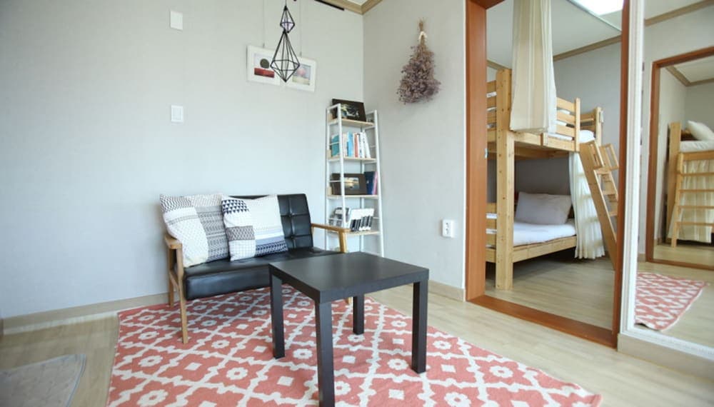 The Flower Road Guesthouse - Hostel