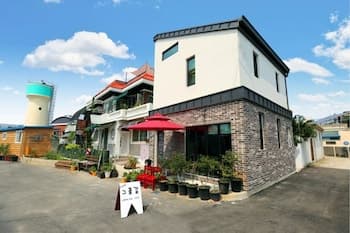 The Flower Road Guesthouse - Hostel