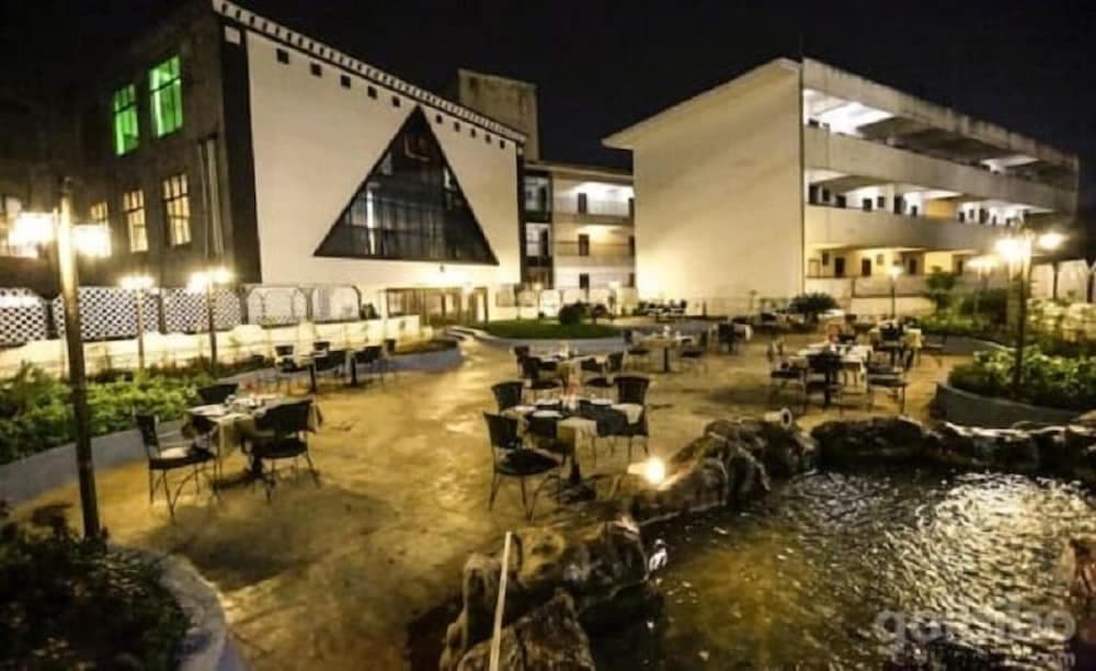 IROOMZ Hotel Trupti International