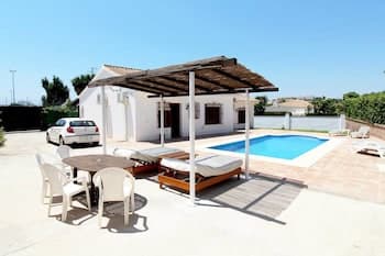 Villa Maria. Barbacoa piscina y jardín